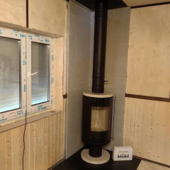 Монтаж дровяной печи-камина Astov R1 N верхняя крышка: камень крема беж, основание ноги: камень крема беж, дверка стекло серия PLUS с дымоходом SCHIEDEL PERMETER 25