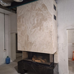 Каминная топка ASTOV П3С 15057 с комплектующими в каменном доме