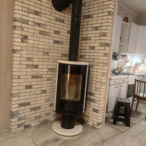 Монтаж дровяной печи-камина Astov R1.0 NК PLUS в камне крема беж c дымоходом Вулкан