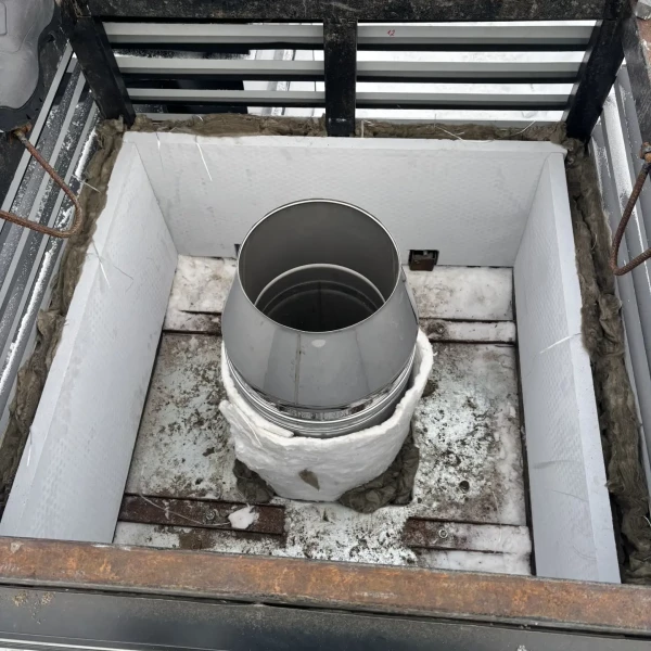 Монтаж каминной топки ASTOV П3С 12057 с комплектующими в бетонном доме Монтаж каминной топки ASTOV П3С 12057 с комплектующими в бетонном доме