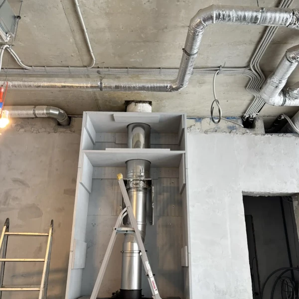 Монтаж каминной топки ASTOV П3С 12057 с комплектующими в бетонном доме Монтаж каминной топки ASTOV П3С 12057 с комплектующими в бетонном доме