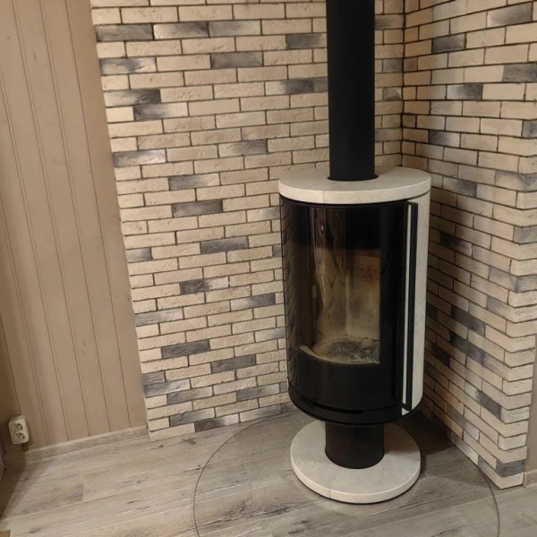 Монтаж дровяной печи-камина Astov R1.0 NК PLUS в камне крема беж c дымоходом Вулкан