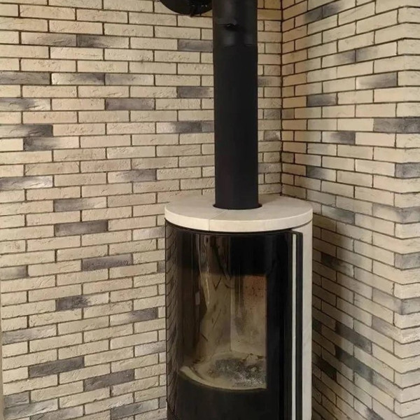 Монтаж дровяной печи-камина Astov R1.0 NК PLUS в камне крема беж c дымоходом Вулкан