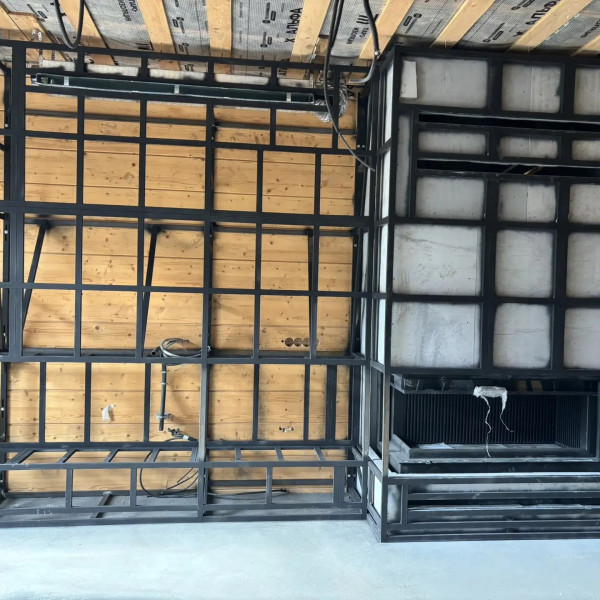 Монтаж каминной топки ASTOV (АСТОВ) П2С 14057 L с комплектующими в деревянном доме