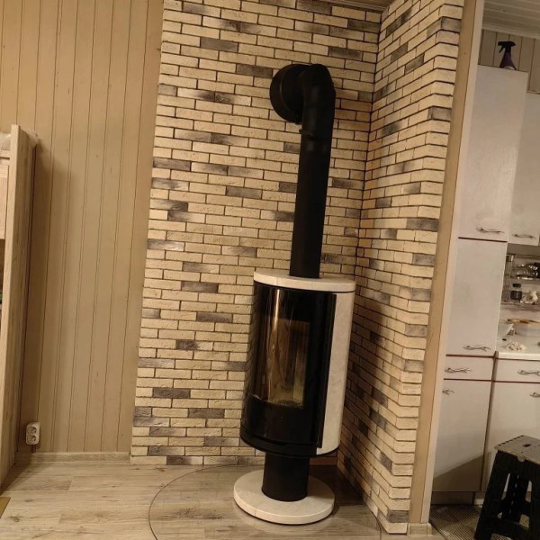 Монтаж дровяной печи-камина Astov R1.0 NК PLUS в камне крема беж c дымоходом Вулкан