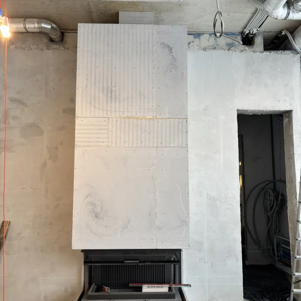 Монтаж каминной топки ASTOV П3С 12057 с комплектующими в бетонном доме Монтаж каминной топки ASTOV П3С 12057 с комплектующими в бетонном доме