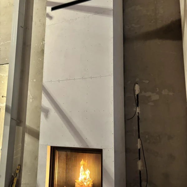 Монтаж каминной топки ASTOV ПС 10080 с комплектующими в бетонном доме Монтаж каминной топки ASTOV ПС 10080 с комплектующими в бетонном доме