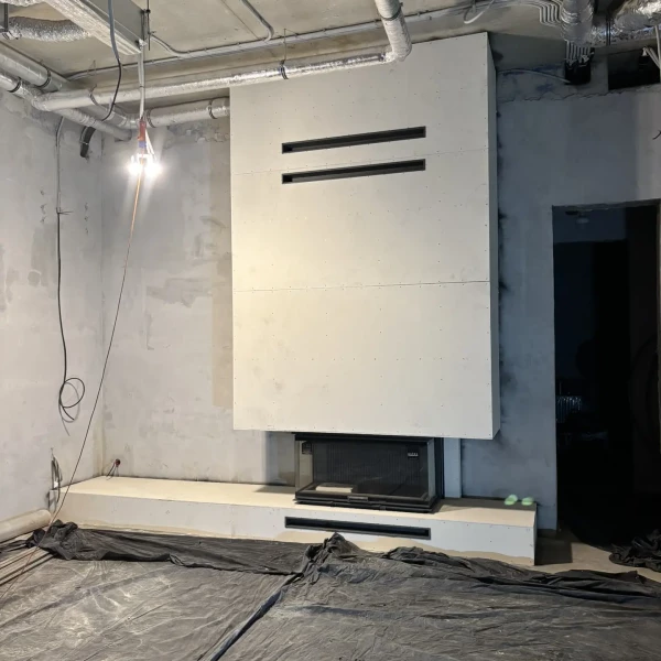 Монтаж каминной топки ASTOV П3С 12057 с комплектующими в бетонном доме Монтаж каминной топки ASTOV П3С 12057 с комплектующими в бетонном доме