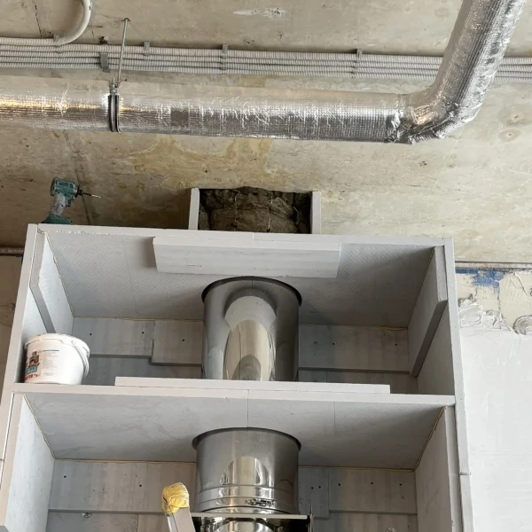 Монтаж каминной топки ASTOV П3С 12057 с комплектующими в бетонном доме Монтаж каминной топки ASTOV П3С 12057 с комплектующими в бетонном доме