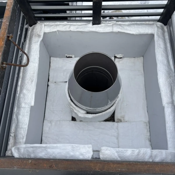 Монтаж каминной топки ASTOV П3С 12057 с комплектующими в бетонном доме Монтаж каминной топки ASTOV П3С 12057 с комплектующими в бетонном доме