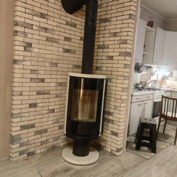 Монтаж дровяной печи-камина Astov R1.0 NК PLUS в камне крема беж c дымоходом Вулкан