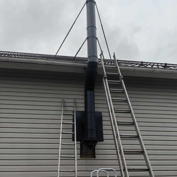 Монтаж дровяной печи-камина Astov R1.0 NК PLUS в камне крема беж c дымоходом Вулкан