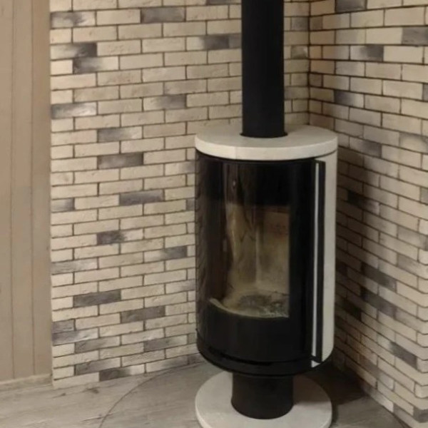 Монтаж дровяной печи-камина Astov R1.0 NК PLUS в камне крема беж c дымоходом Вулкан