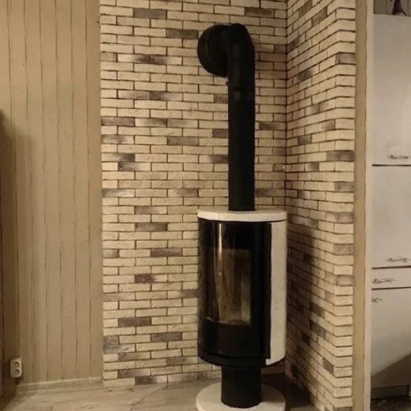 Монтаж дровяной печи-камина Astov R1.0 NК PLUS в камне крема беж c дымоходом Вулкан