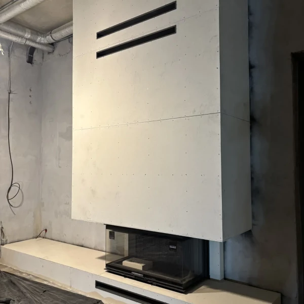 Монтаж каминной топки ASTOV П3С 12057 с комплектующими в бетонном доме Монтаж каминной топки ASTOV П3С 12057 с комплектующими в бетонном доме