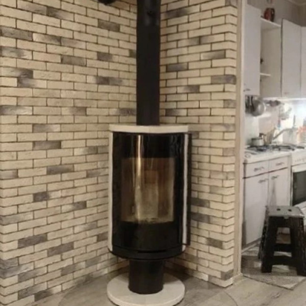 Монтаж дровяной печи-камина Astov R1.0 NК PLUS в камне крема беж c дымоходом Вулкан