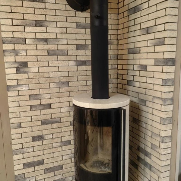 Монтаж дровяной печи-камина Astov R1.0 NК PLUS в камне крема беж c дымоходом Вулкан