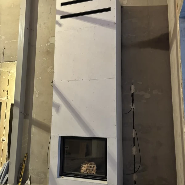 Монтаж каминной топки ASTOV ПС 10080 с комплектующими в бетонном доме Монтаж каминной топки ASTOV ПС 10080 с комплектующими в бетонном доме