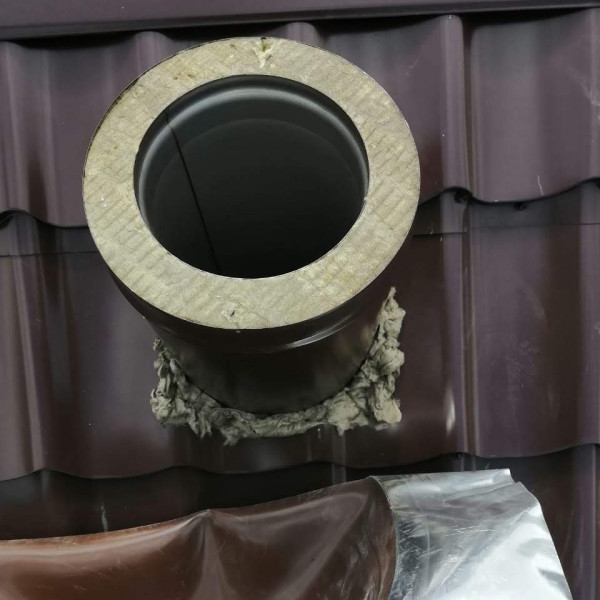 Установка камина топка чугун Seguin Europa 7 с облицовкой Sanhil в деревянном доме
