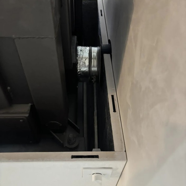 Монтаж дровяного печи-камина Astov (Астов) APLIT П2С 700 L (боковое стекло слева) с трафаретным рисунком c дымоходом Вулкан