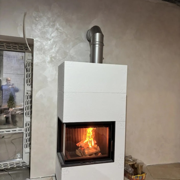 Монтаж дровяного печи-камина Astov (Астов) APLIT П2С 700 L (боковое стекло слева) с трафаретным рисунком c дымоходом Вулкан