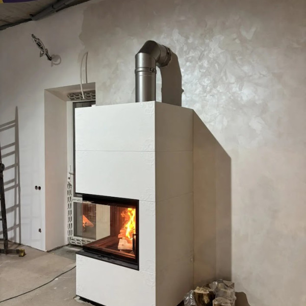 Монтаж дровяного печи-камина Astov (Астов) APLIT П2С 700 L (боковое стекло слева) с трафаретным рисунком c дымоходом Вулкан