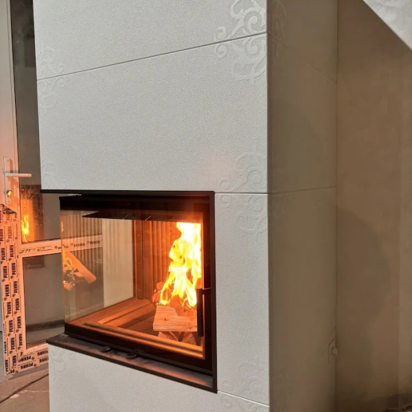 Монтаж дровяного печи-камина Astov (Астов) APLIT П2С 700 L (боковое стекло слева) с трафаретным рисунком c дымоходом Вулкан