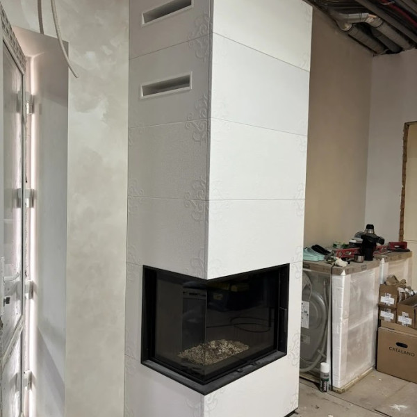 Монтаж дровяного печи-камина Astov (Астов) APLIT П2С 700 L (боковое стекло слева) с трафаретным рисунком c дымоходом Вулкан