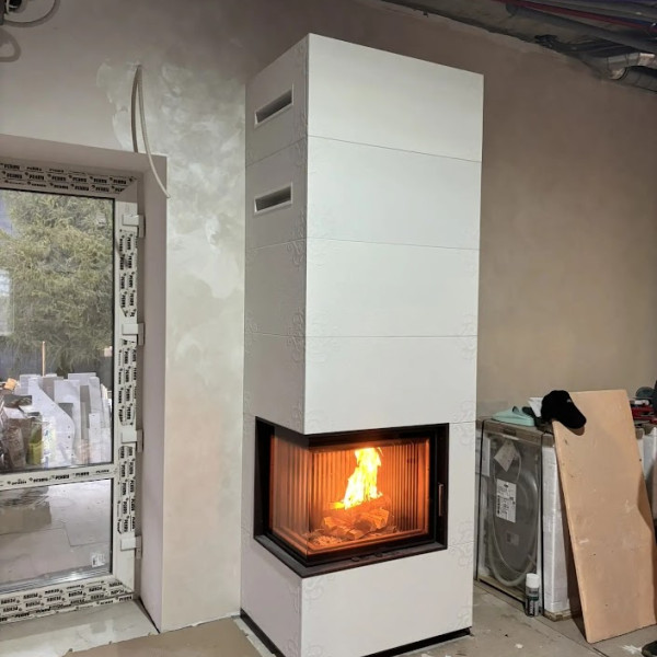 Монтаж дровяного печи-камина Astov (Астов) APLIT П2С 700 L (боковое стекло слева) с трафаретным рисунком c дымоходом Вулкан