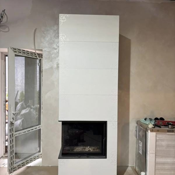 Монтаж дровяного печи-камина Astov (Астов) APLIT П2С 700 L (боковое стекло слева) с трафаретным рисунком c дымоходом Вулкан