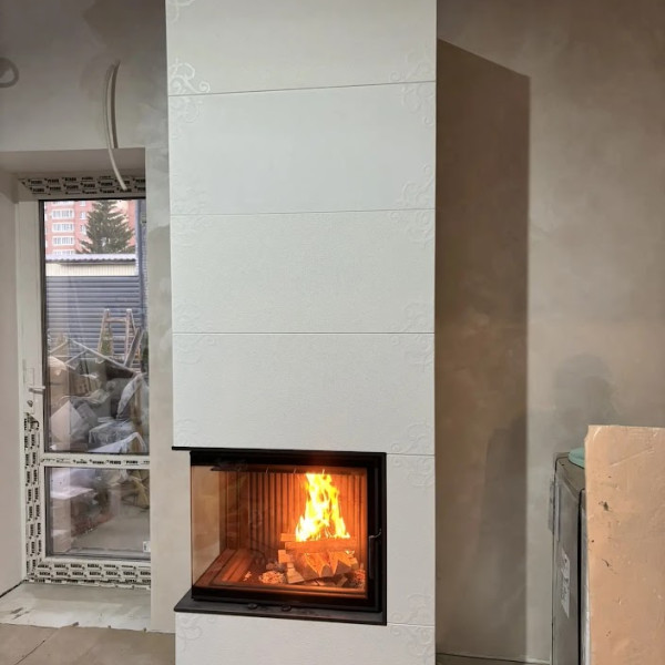 Монтаж дровяного печи-камина Astov (Астов) APLIT П2С 700 L (боковое стекло слева) с трафаретным рисунком c дымоходом Вулкан