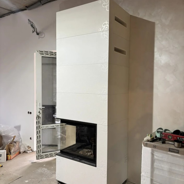 Монтаж дровяного печи-камина Astov (Астов) APLIT П2С 700 L (боковое стекло слева) с трафаретным рисунком c дымоходом Вулкан