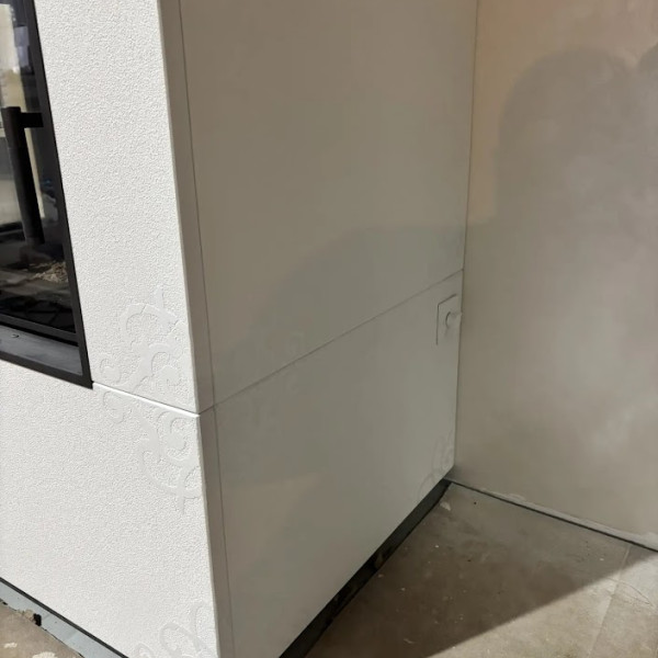 Монтаж дровяного печи-камина Astov (Астов) APLIT П2С 700 L (боковое стекло слева) с трафаретным рисунком c дымоходом Вулкан