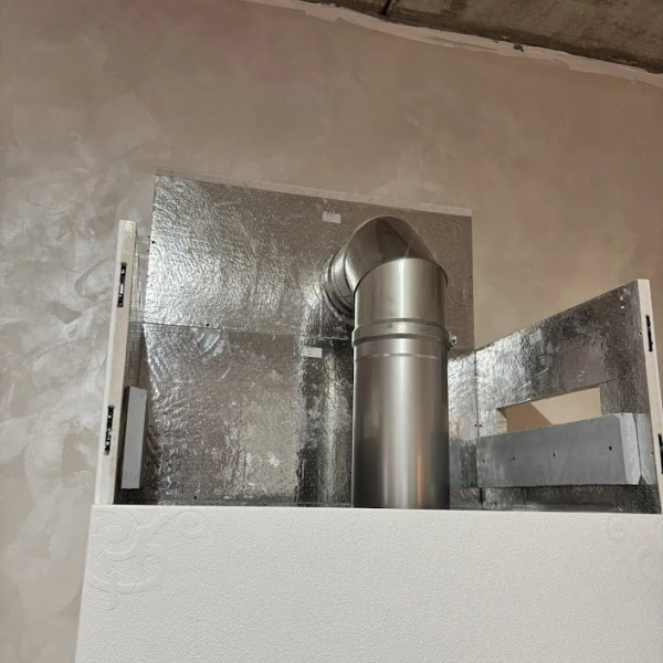 Монтаж дровяного печи-камина Astov (Астов) APLIT П2С 700 L (боковое стекло слева) с трафаретным рисунком c дымоходом Вулкан