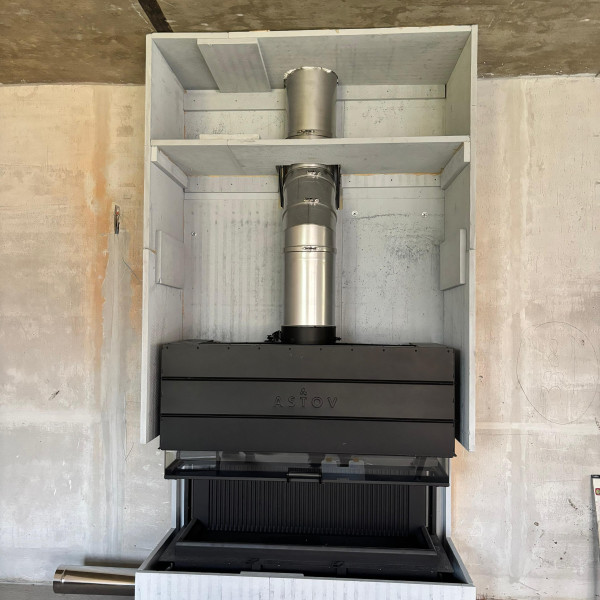 Каминная топка ASTOV П3С 15057 с комплектующими в каменном доме
