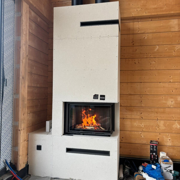 Монтаж каминной топки ASTOV П2С 8457 R с комплектующими в дом Монтаж каминной топки ASTOV П2С 8457 R с комплектующими в дом