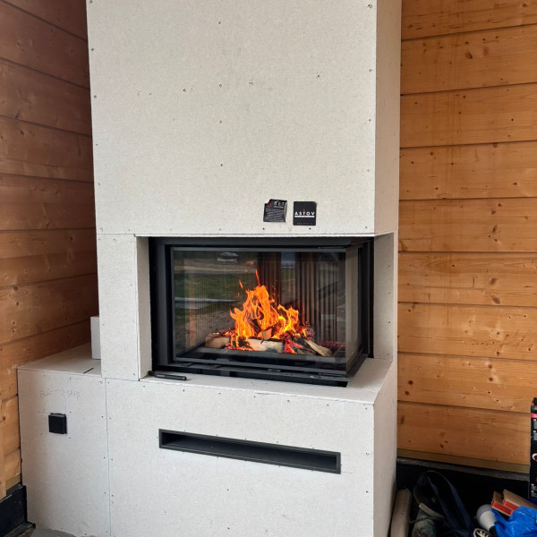 Монтаж каминной топки ASTOV П2С 8457 R с комплектующими в дом Монтаж каминной топки ASTOV П2С 8457 R с комплектующими в дом