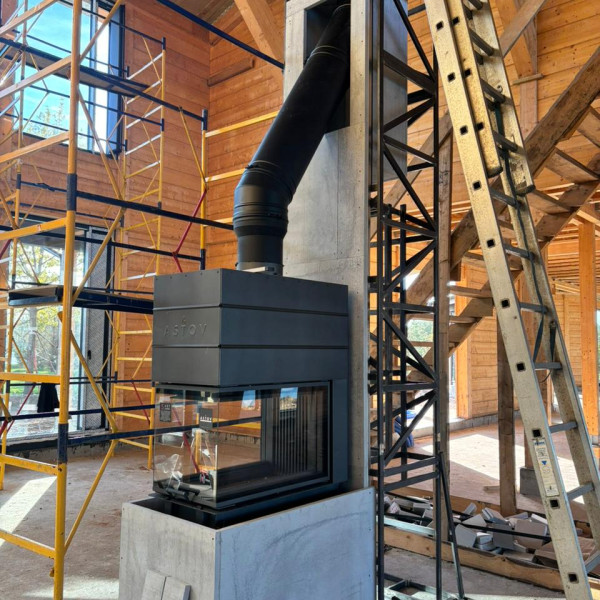 Монтаж каминной топки ASTOV П3С 53(84)57 с комплектующими в деревянном доме Монтаж каминной топки ASTOV П3С 53(84)57 с комплектующими в деревянном доме