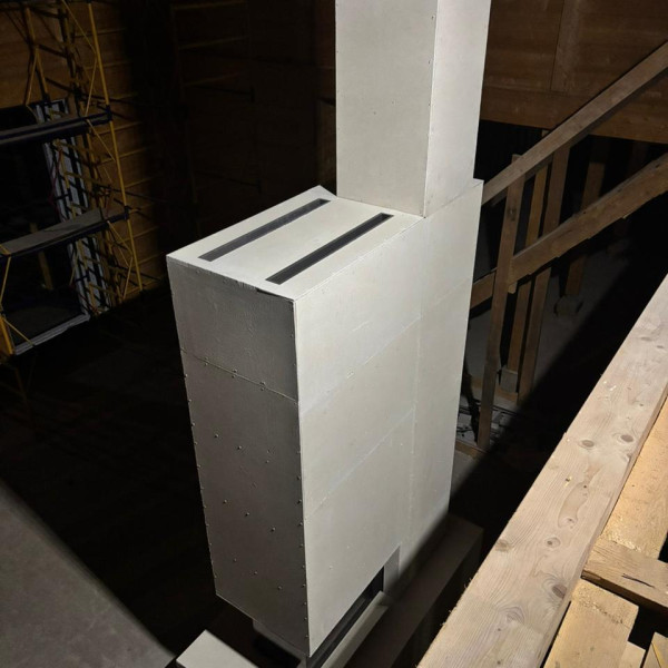 Монтаж каминной топки ASTOV П3С 53(84)57 с комплектующими в деревянном доме Монтаж каминной топки ASTOV П3С 53(84)57 с комплектующими в деревянном доме