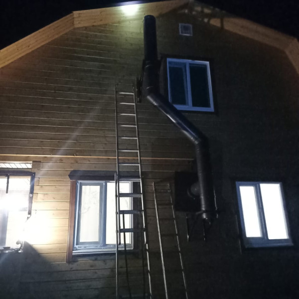 Монтаж дровяной печи-камина Astov комбинированной сталь-чугун АЛИСА 800 в деревянном доме Монтаж дровяной печи-камина Astov комбинированной сталь-чугун АЛИСА 800 в деревянном доме
