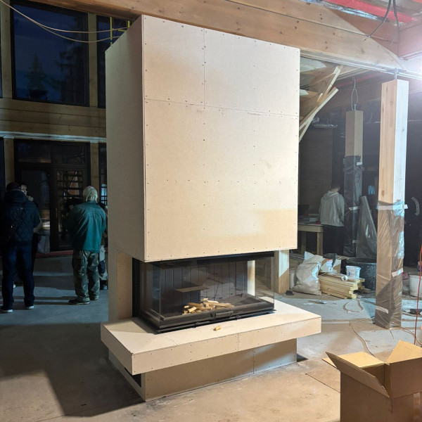 Монтаж каминной топки ASTOV П3С 12057 с комплектующими в деревянном доме Монтаж каминной топки ASTOV П3С 12057 с комплектующими в деревянном доме