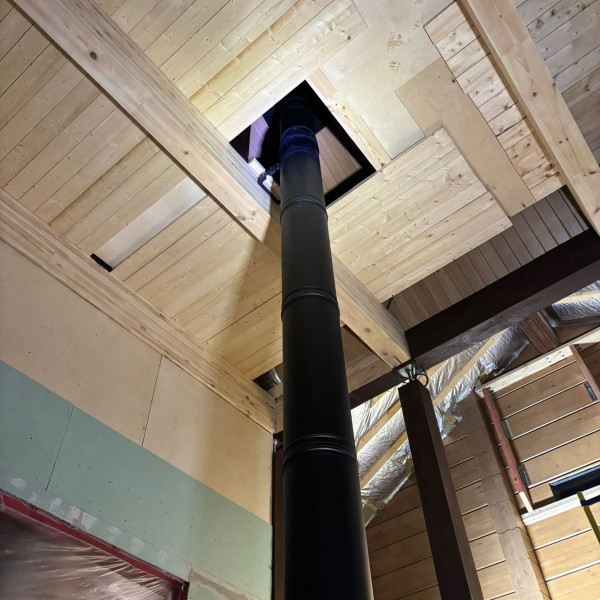 Монтаж каминной топки ASTOV П3С 12057 с комплектующими в деревянном доме Монтаж каминной топки ASTOV П3С 12057 с комплектующими в деревянном доме