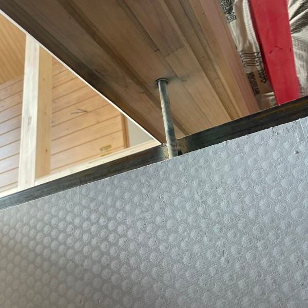 Монтаж каминной топки ASTOV П3С 12057 с комплектующими в деревянном доме Монтаж каминной топки ASTOV П3С 12057 с комплектующими в деревянном доме