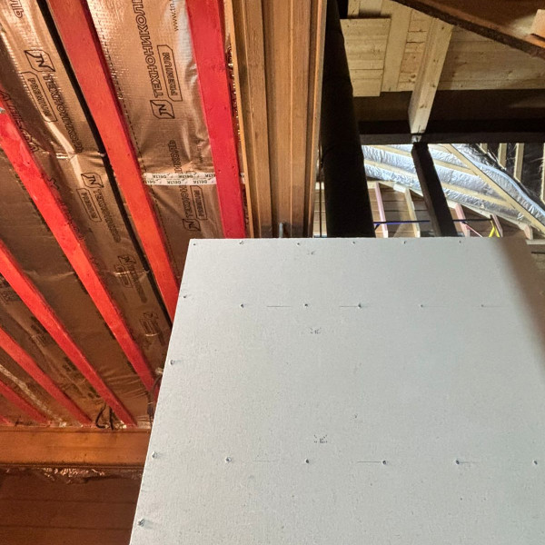 Монтаж каминной топки ASTOV П3С 12057 с комплектующими в деревянном доме Монтаж каминной топки ASTOV П3С 12057 с комплектующими в деревянном доме