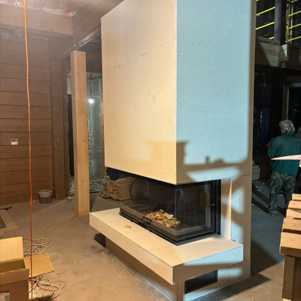 Монтаж каминной топки ASTOV П3С 12057 с комплектующими в деревянном доме Монтаж каминной топки ASTOV П3С 12057 с комплектующими в деревянном доме