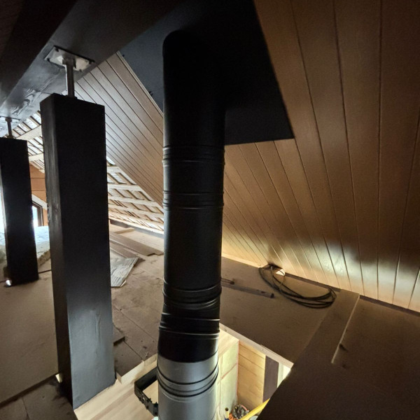 Монтаж каминной топки ASTOV П3С 12057 с комплектующими в деревянном доме Монтаж каминной топки ASTOV П3С 12057 с комплектующими в деревянном доме