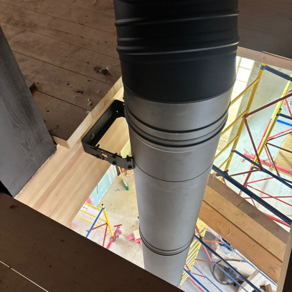 Монтаж каминной топки ASTOV П3С 12057 с комплектующими в деревянном доме Монтаж каминной топки ASTOV П3С 12057 с комплектующими в деревянном доме