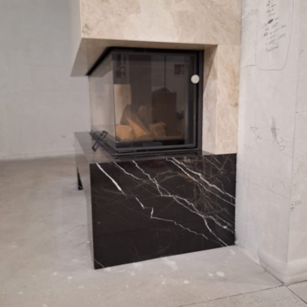 Каминная топка ASTOV П3С 15057 с комплектующими в каменном доме Каминная топка ASTOV П3С 15057 с комплектующими в каменном доме