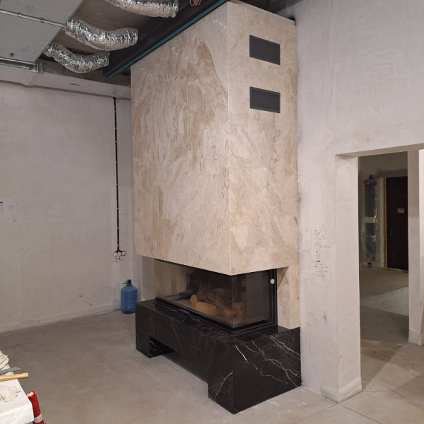 Каминная топка ASTOV П3С 15057 с комплектующими в каменном доме Каминная топка ASTOV П3С 15057 с комплектующими в каменном доме