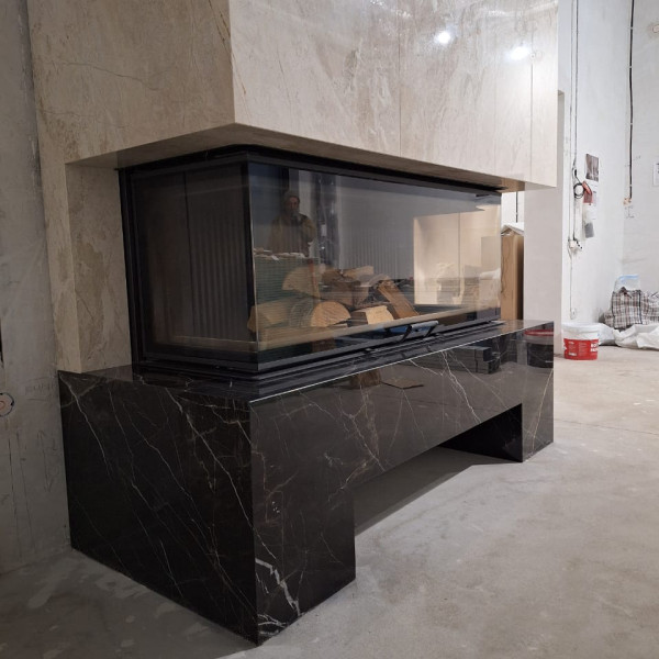 Каминная топка ASTOV П3С 15057 с комплектующими в каменном доме Каминная топка ASTOV П3С 15057 с комплектующими в каменном доме